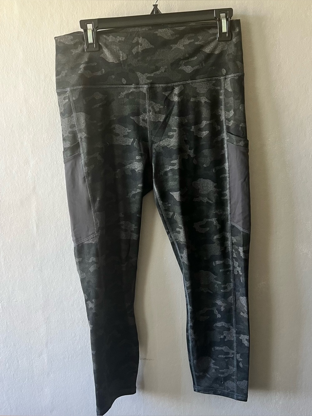 Fabletics Camo Power Hold Dark Green Grey Athletic Leggings Size Large